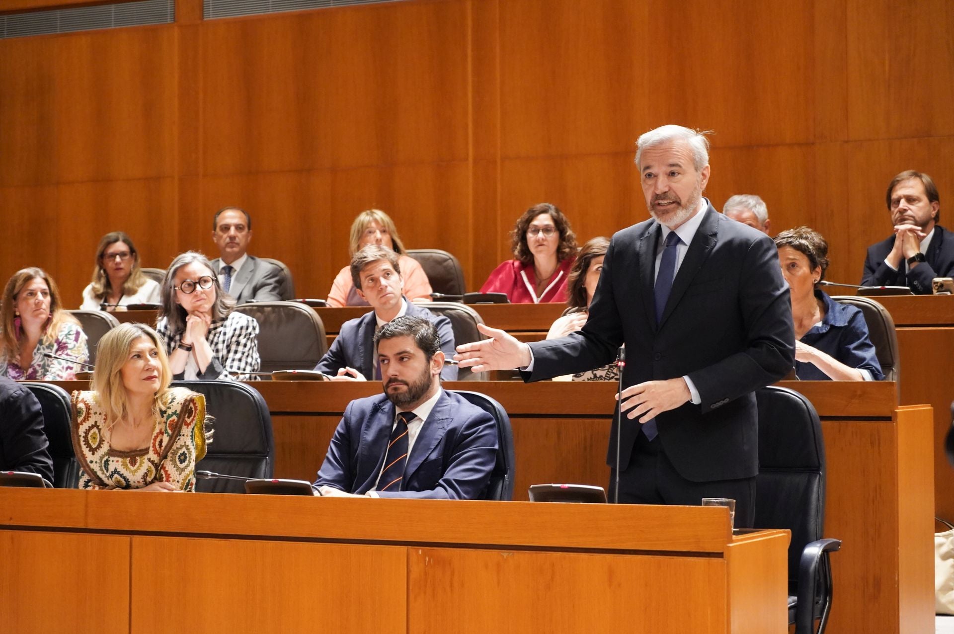 Azcón se defiende de las acusaciones de Alegría: el PSOE dedica «cinco días a maquinar contra la democracia»