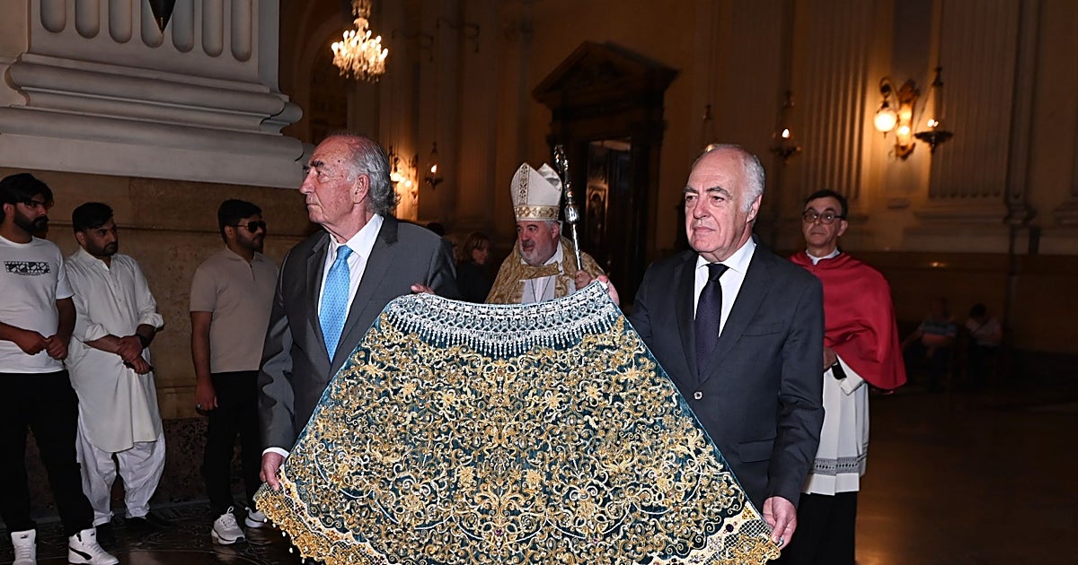 La Virgen del Pilar luce un nuevo manto homenaje a las tres provincias aragonesas de la Fundación Ibercaja
