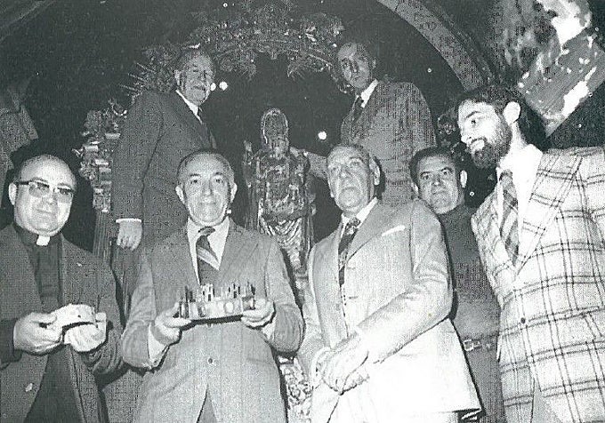 Técnicos del Instituto de Restauración y el padre Santiago Calvo entregaron una versión en miniatura de la corona de Sancho IV donada a la Virgen María por Mariano Moreno Toledo.