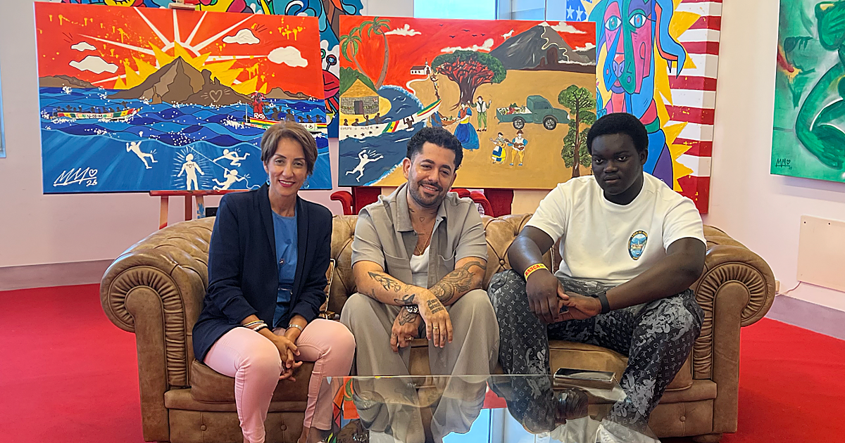 Un cuadro pintado con agua bendita por un inmigrante senegalés, entre los obsequios al papa León XIV en su visita a Canarias