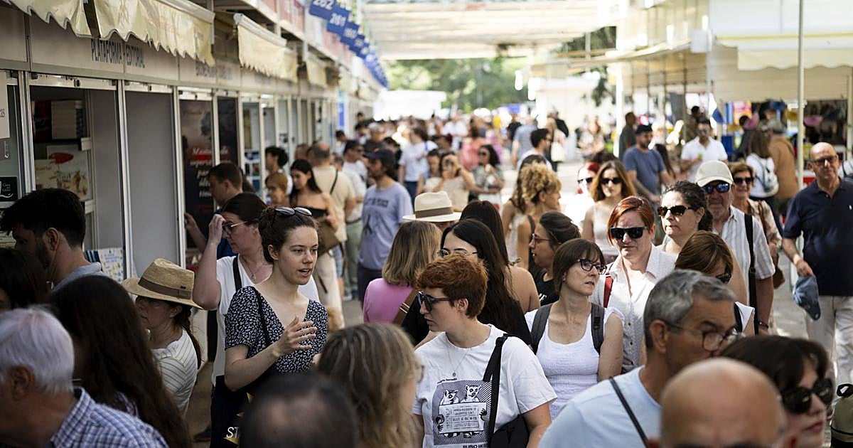Quién firma hoy, domingo 31 de mayo, en la Feria del Libro 2026 de Madrid: horarios, autores y casetas
