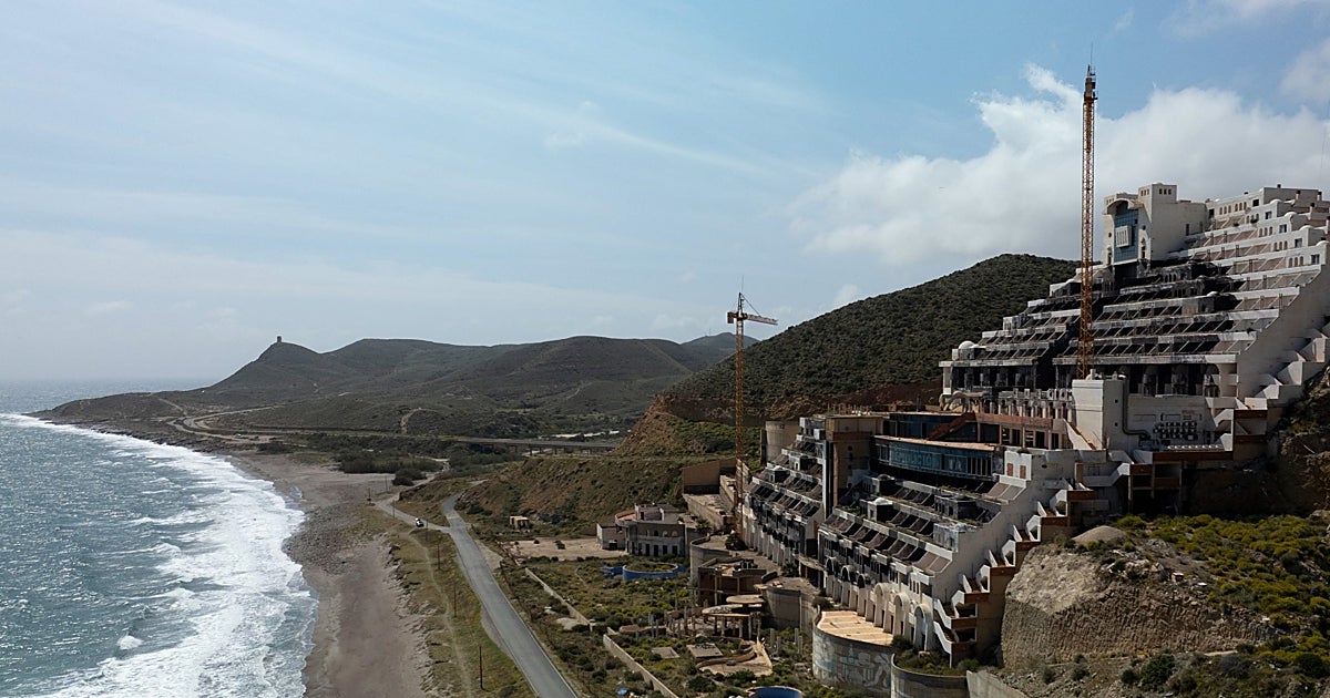 La Junta defiende que su iniciativa es la que acerca «más que nunca» el derribo definitivo del Algarrobico