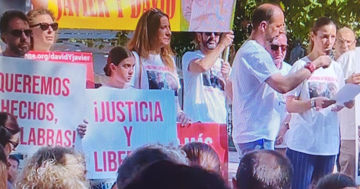El clamor en la concentración por el cordobés encarcelado 16 meses en Guinea: «El Gobierno sólo nos da la espalda»