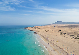 La playa de Canarias que National Geographic considera una de las mejores del mundo: aguas turquesas en un increíble entorno volcánico