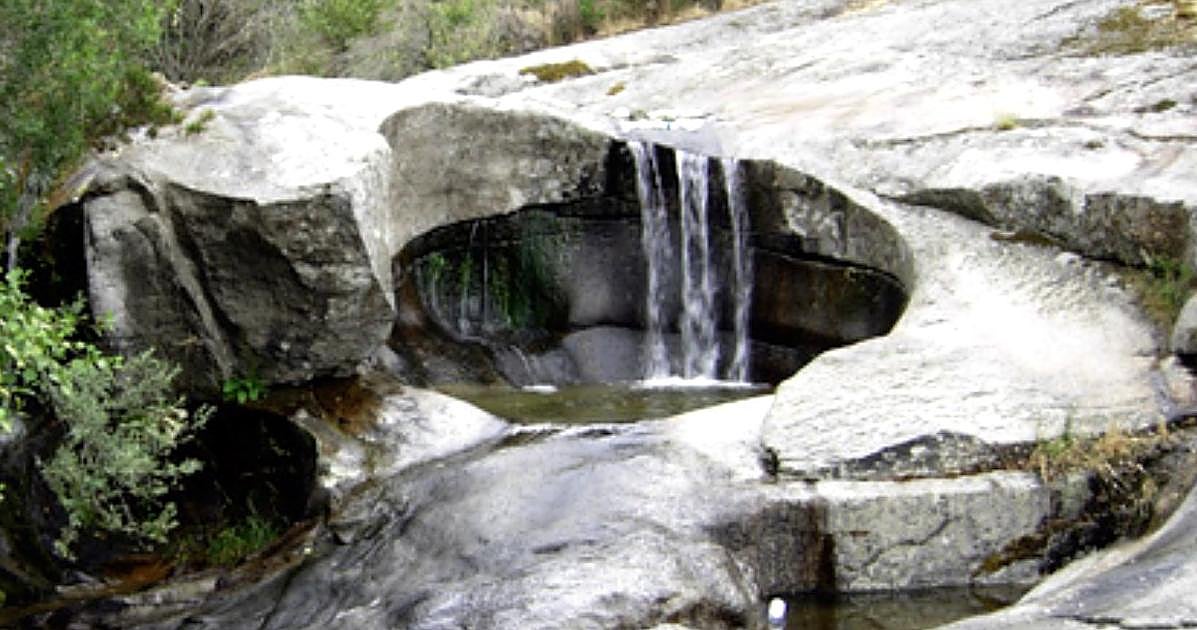 Las pozas de piedra a una hora de Madrid en las que refrescarse del calor: se conocen como 'marmitas de gigante' y se llega por una ruta sencilla