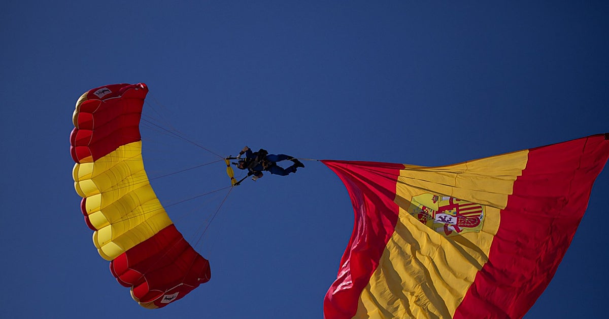 El desfile del Día de las Fuerzas Armadas continúa pese a un percance en el izado de la bandera de España