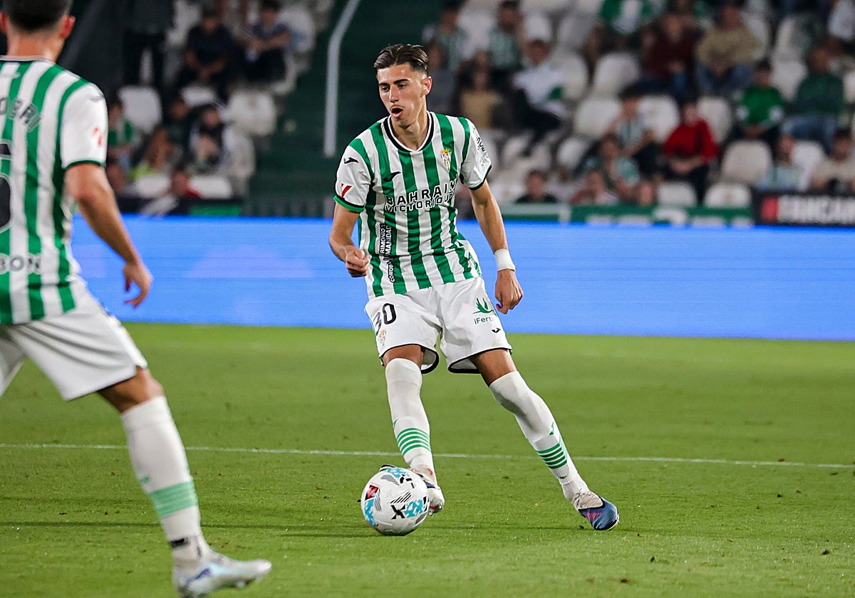 Dani Requena conduce un balón durante un encuentro de esta temporada en El Arcángel