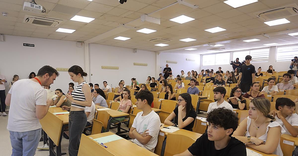 La Selectividad más multitudinaria de Andalucía arranca con detectores para evitar copias con inteligencia artificial