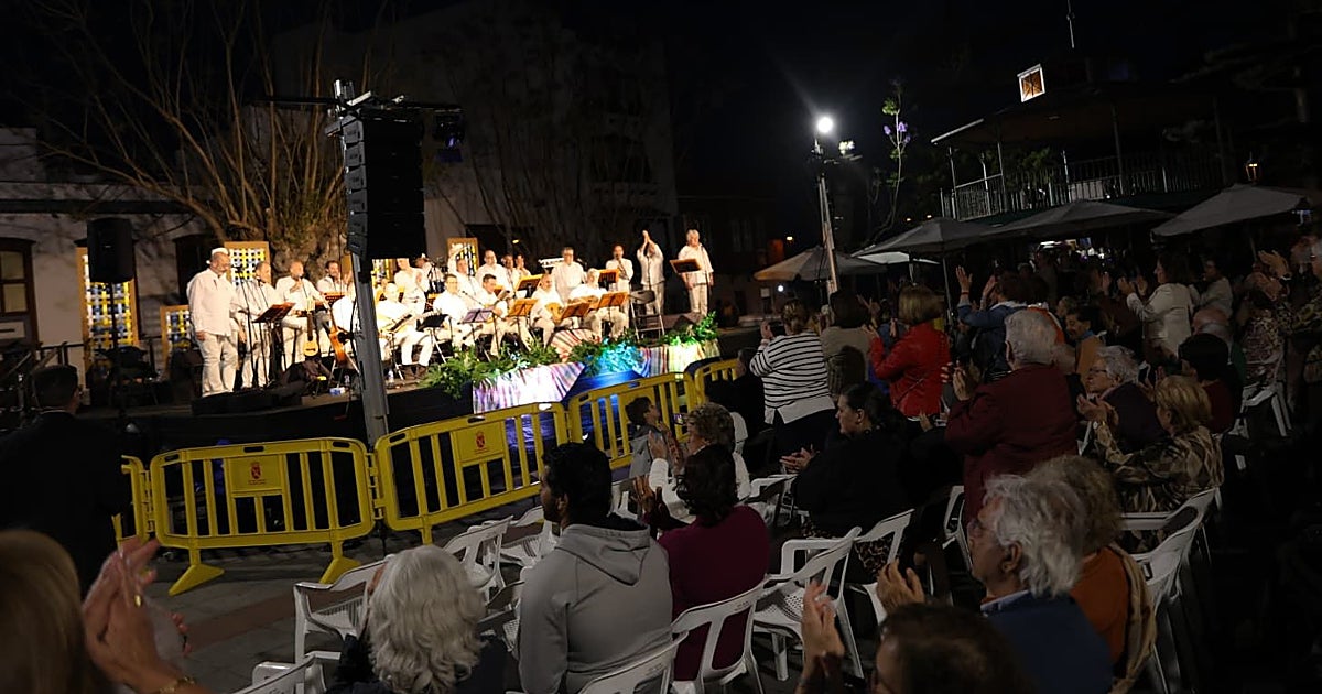 Candela y Son levanta al público palmero cantando  Islas Canarias  en su fiesta por excelencia