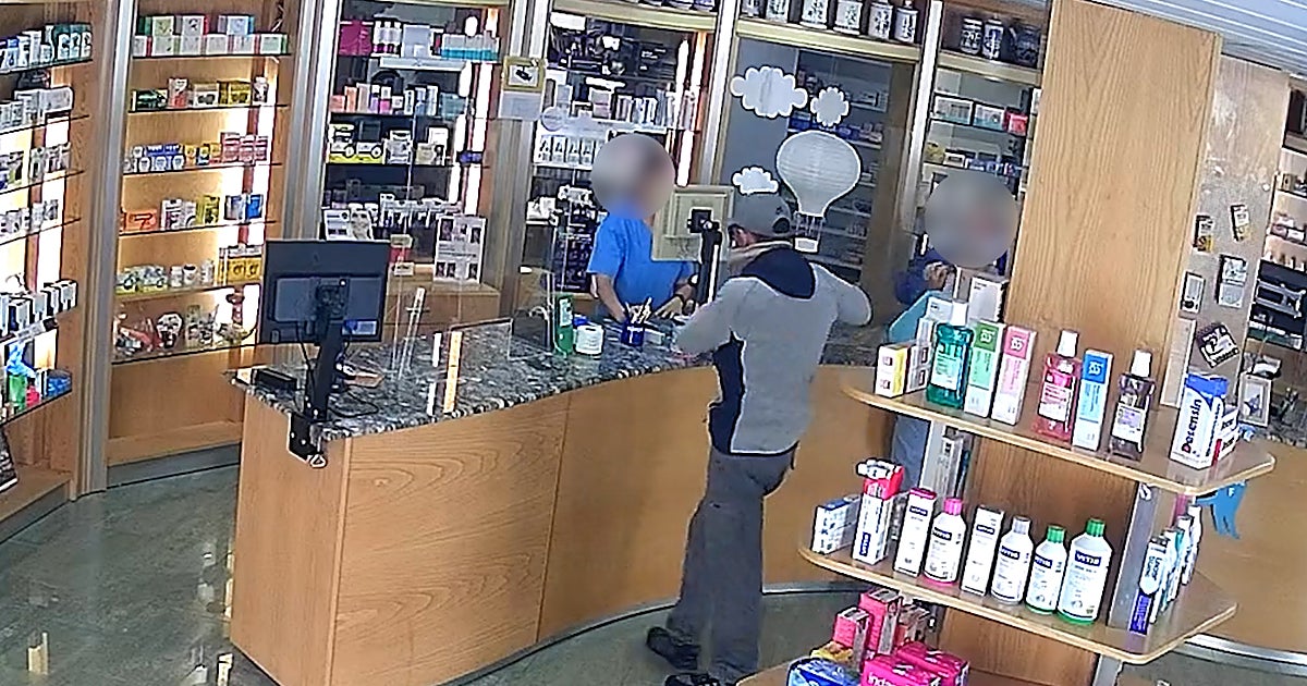 Intimida con un cuchillo jamonero a las empleadas de una farmacia para robar la caja en Bétera