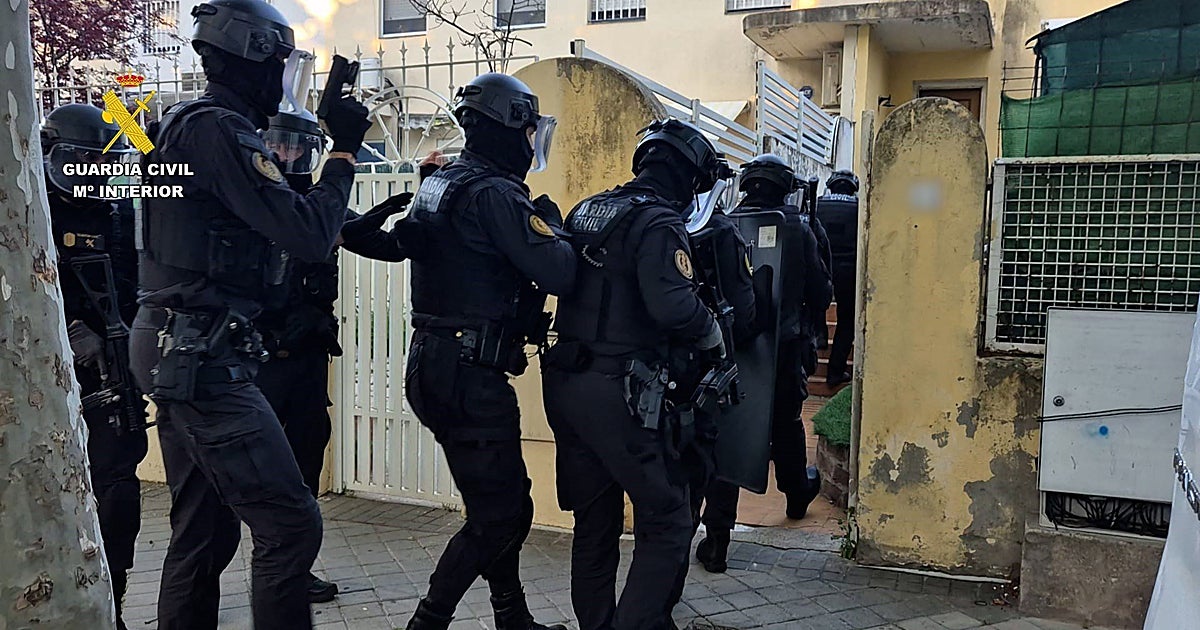 Detenidos dos miembros de un grupo criminal que atracaron y amordazaron a un comprador de móviles en Bargas