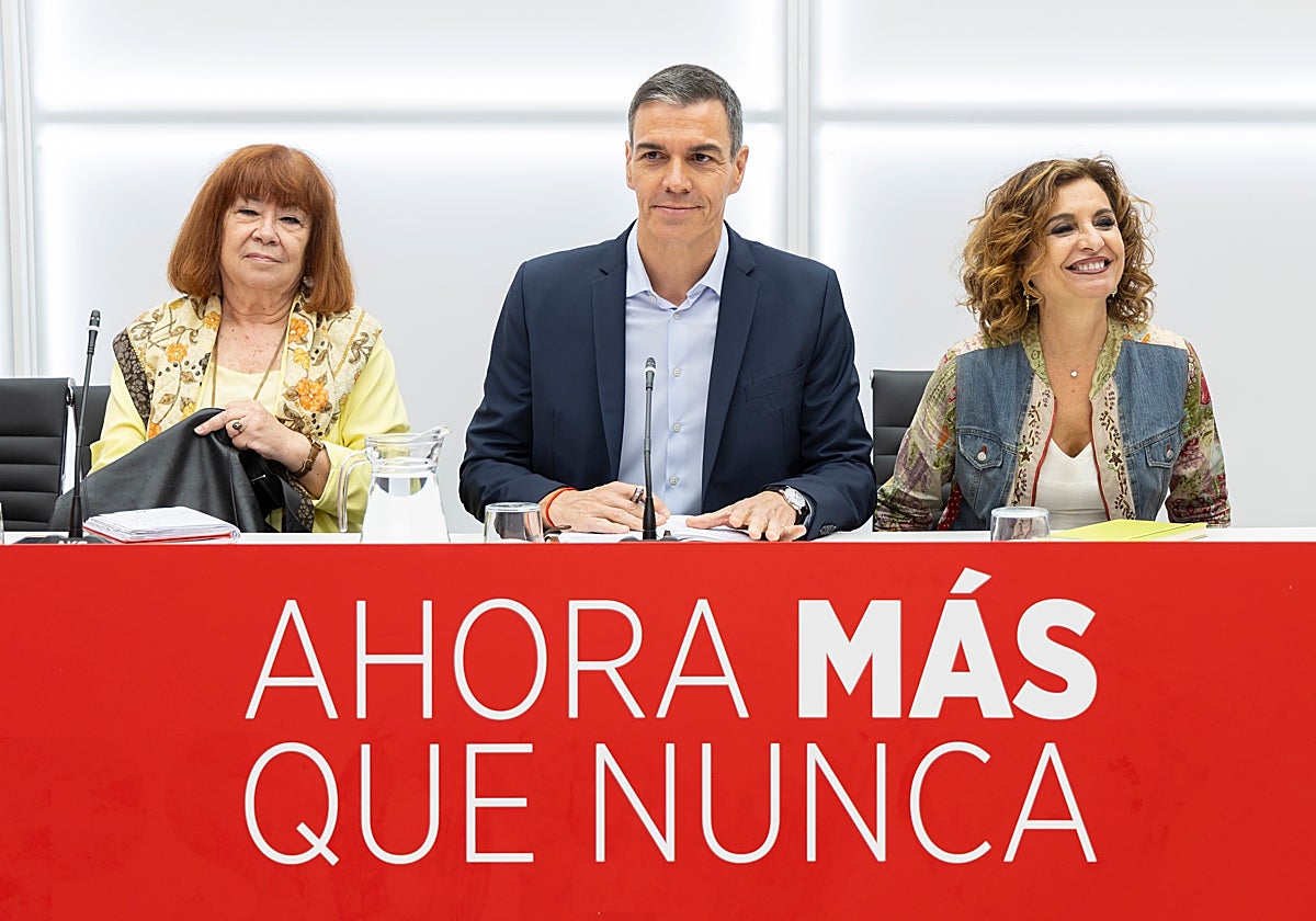 María Jesús Montero reaparece en Madrid junto a Pedro Sánchez tras dos  semanas ausente de Andalucía