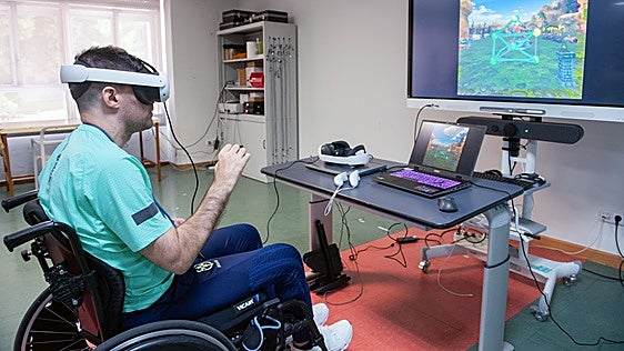 La realidad virtual se abre paso en la rehabilitación de la lesión medular: «Ves que mejoras y moralmente te vienes arriba»