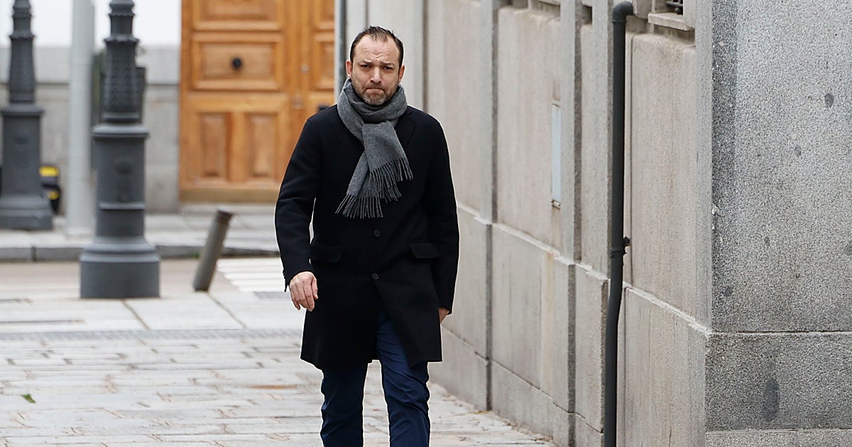 El hijo de Ábalos confirma que el PSOE pagó la defensa de su padre para «controlarle»