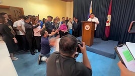 Senador filipino se entrega a la policía tras una orden de arresto por cargos de malversación de fondos