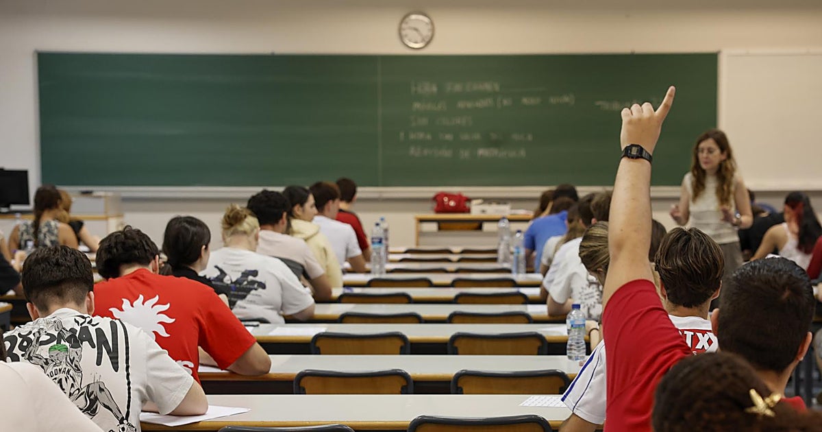 «Llegamos a pensar que no teníamos PAU»: el alumnado valenciano se examina en plena huelga