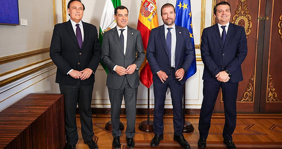 El presidente de la Junta muestra su dolor por la muerte del consejero de Universidades: «Tenemos el corazón roto»