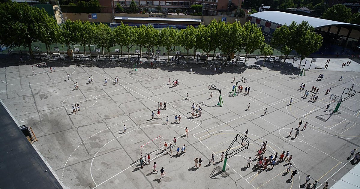 Macroacampada de peregrinos en el patio del colegio de agustinos que acogió a León XIV