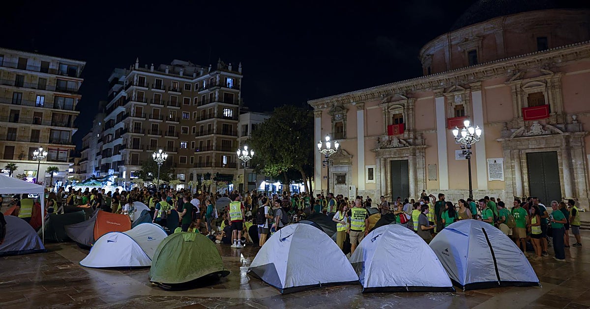 Profesores acampan en el centro de Valencia para presionar a la Generalitat con la huelga indefinida