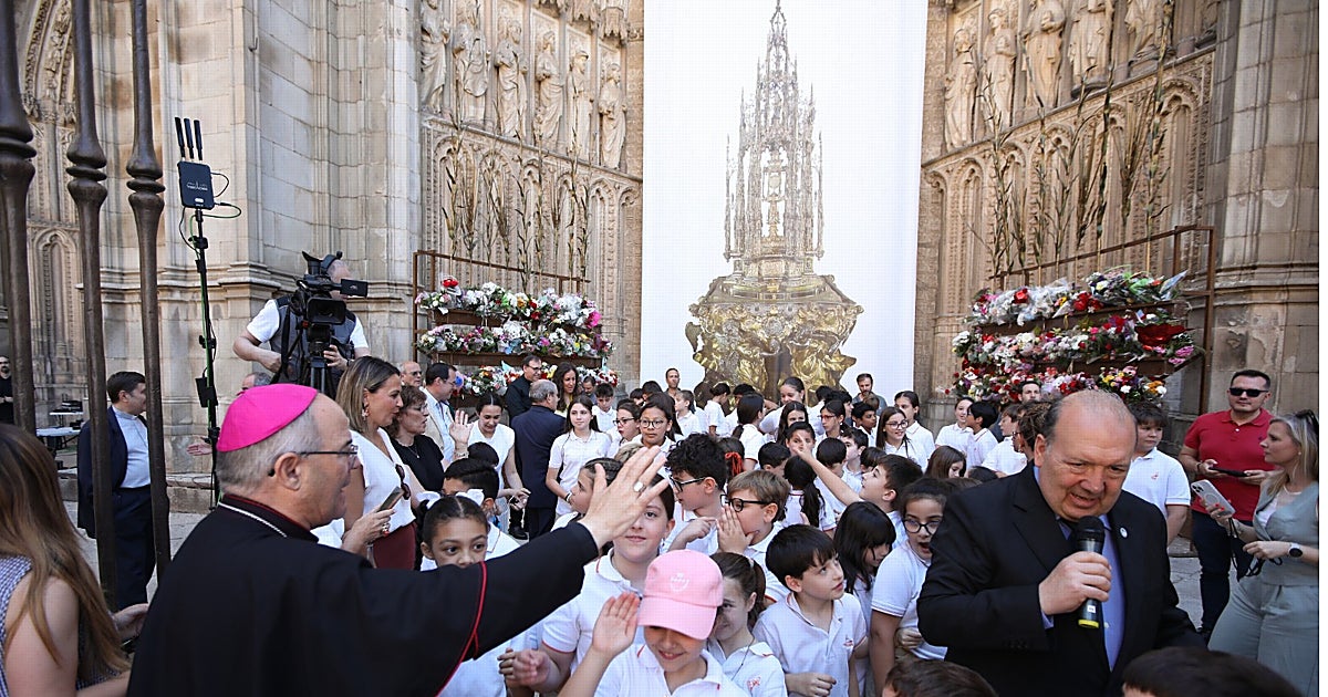 Los niños abren el Corpus entre vivas a Toledo y a la fiesta grande de la ciudad