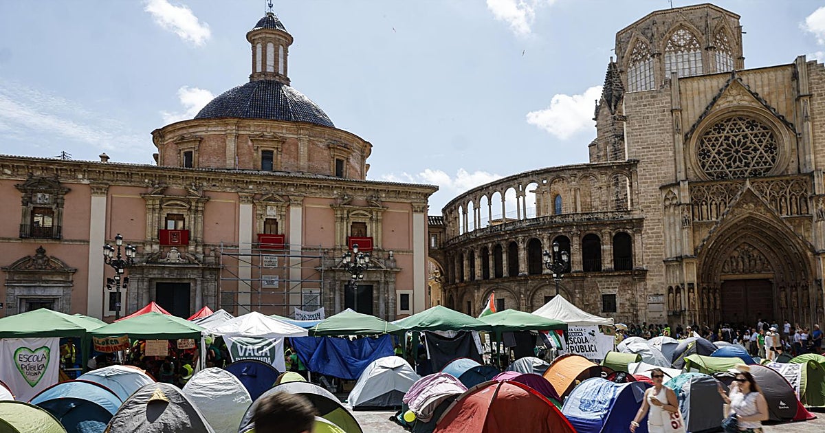 Los docentes fuerzan una negociación contrarreloj para desmontar la acampada antes del Corpus