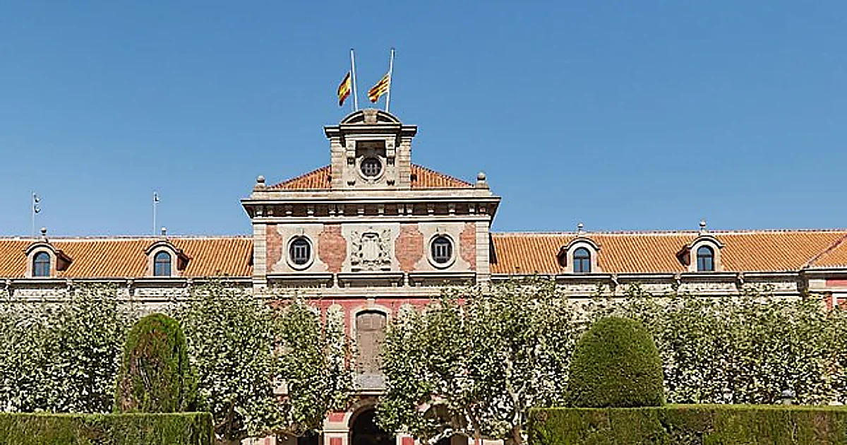 El TSJC desestima el recurso del Parlament y ordena que Rull exhiba permanentemente la bandera de España