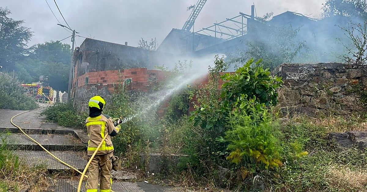 Desalojan un colegio afectado por el incendio de una vivienda okupa en Santiago