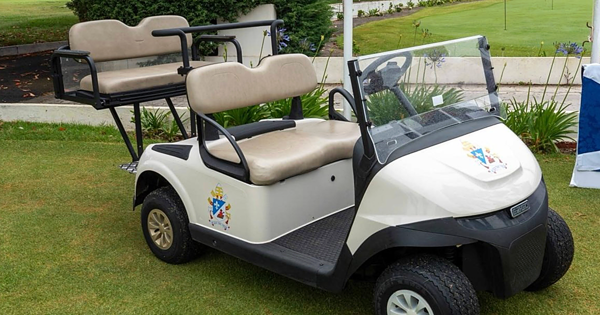 El papamóvil de León XIV en La Laguna: un buggy de golf con plataforma