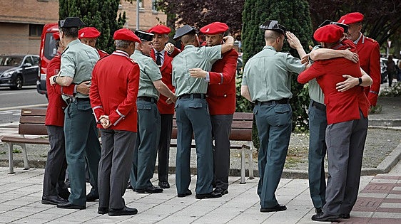 Compañeros y autoridades acompañan a las familias de los cinco policías forales muertos en Guipúzcoa