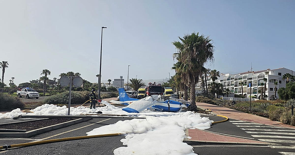 Una avioneta se estrella en una calle de Tenerife tras un aterrizaje de emergencia