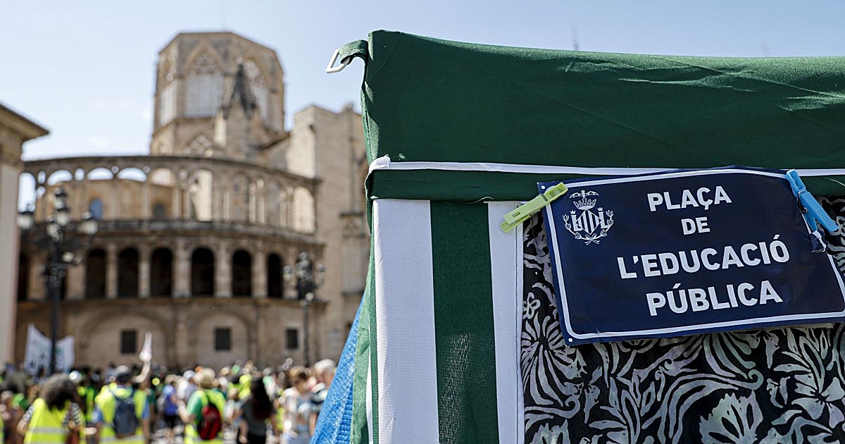 La acampada docente de Valencia esquina sus tiendas para hacer sitio al Corpus y evitar el desalojo