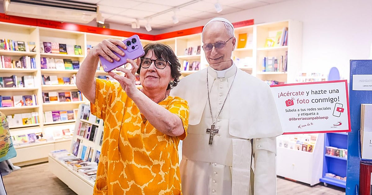 La 'papamanía' invade las tiendas de souvenirs: «Imanes, rosarios, mini estatuillas... Tienes que adaptarte al momento»