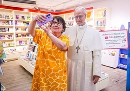 La 'papamanía' invade las tiendas de souvenirs: «Imanes, rosarios, mini estatuillas... Tienes que adaptarte al momento»