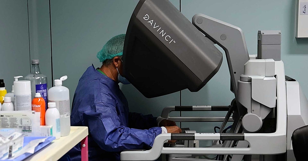 El Hospital La Fe emplea por primera vez cirugía robótica para el reimplante de tejido ovárico