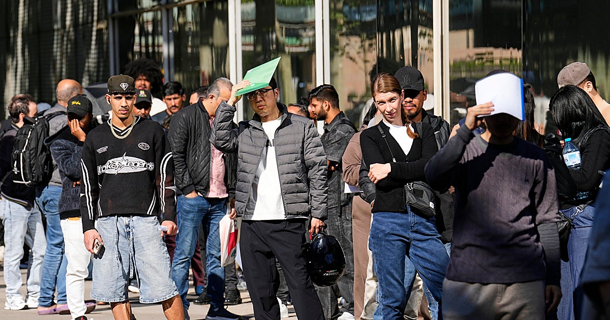 El ministerio de Elma Saiz insta a los extranjeros a «presentar los papeles aunque les falte alguno»