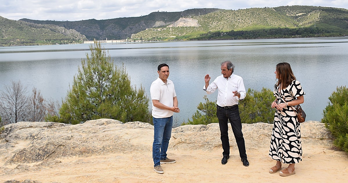 Martínez Chana reivindica el fin del trasvase durante la inauguración de la muralla restaurada de Buendía