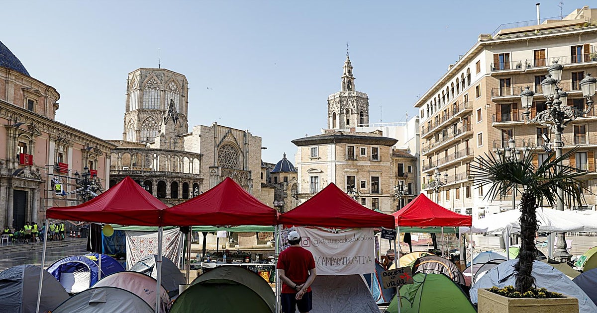 El Corpus pide a la acampada de profesores que libere toda la plaza de la Virgen
