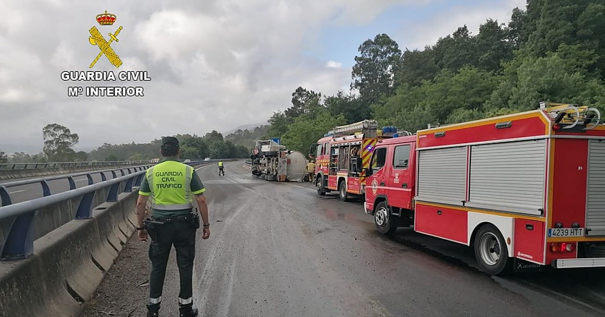 Cortada la AP-9 en Mos (Pontevedra) al volcar un camión cisterna con 32.000 litros de gasóleo