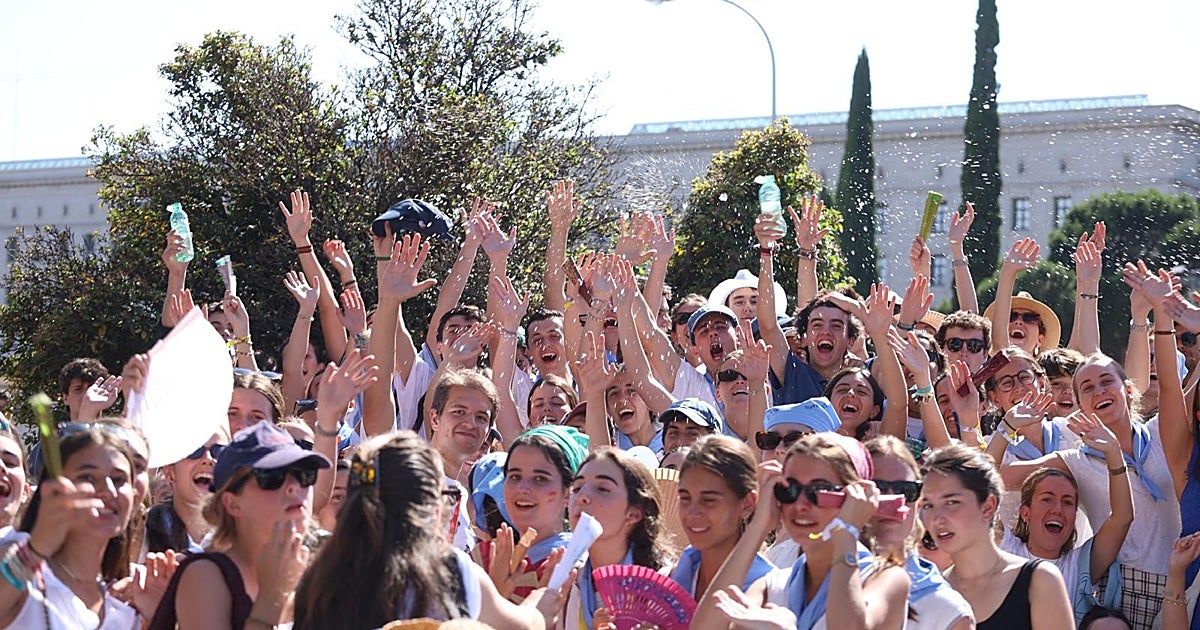 La Vigilia de León XIV toma la Castellana: «Mis padres vieron a Juan Pablo II, yo quiero sentir al Papa de mi generación»
