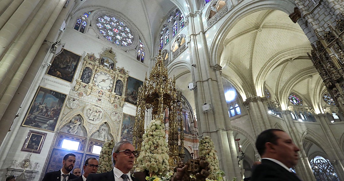 El Corpus más íntimo recorre la Catedral de Toledo entre vel