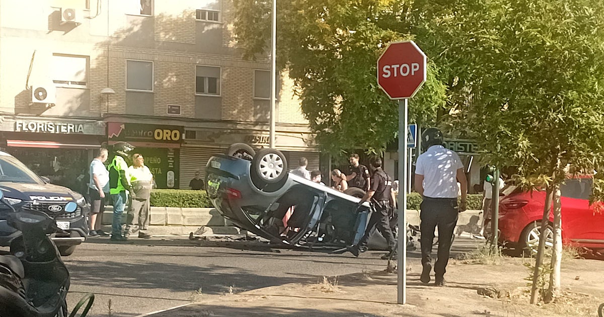 Un coche volcado tras un aparatoso accidente en la avenida d