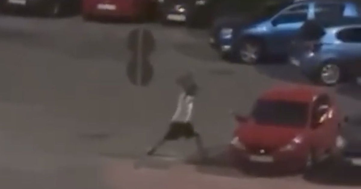 Noche de furia en Alcalá: un joven destroza el coche de su p