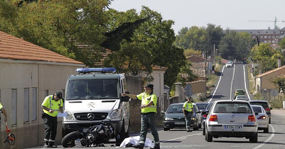 Un motorista pierde la vida tras salirse de la vía de madrug
