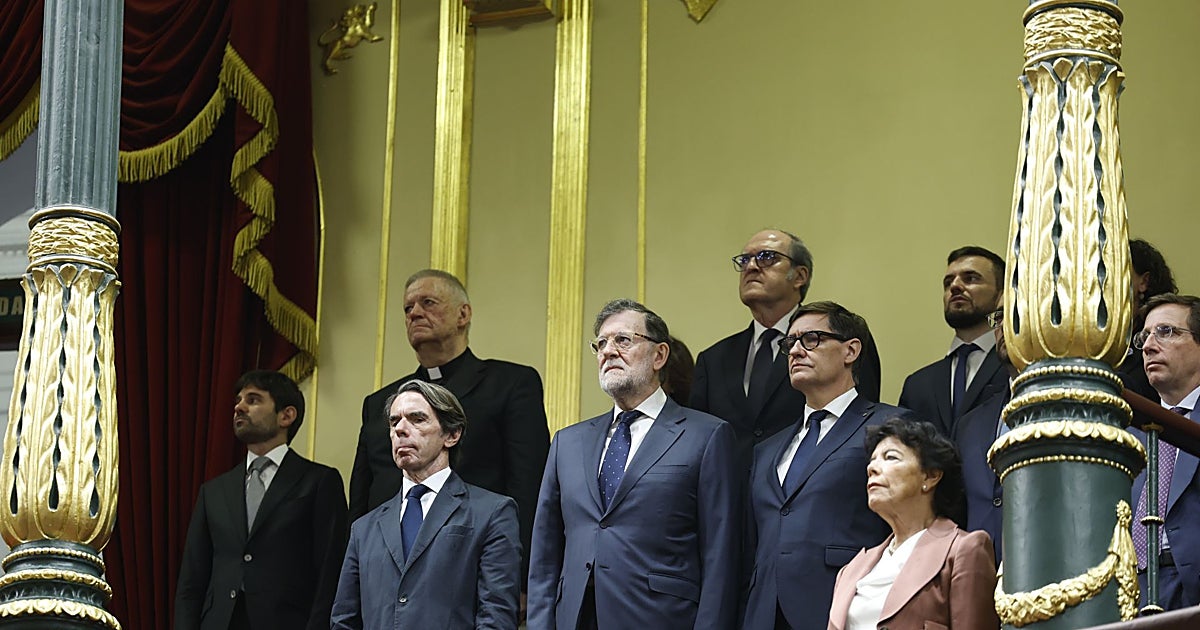 Aznar se va del Congreso antes de que acabe el Papa por tene