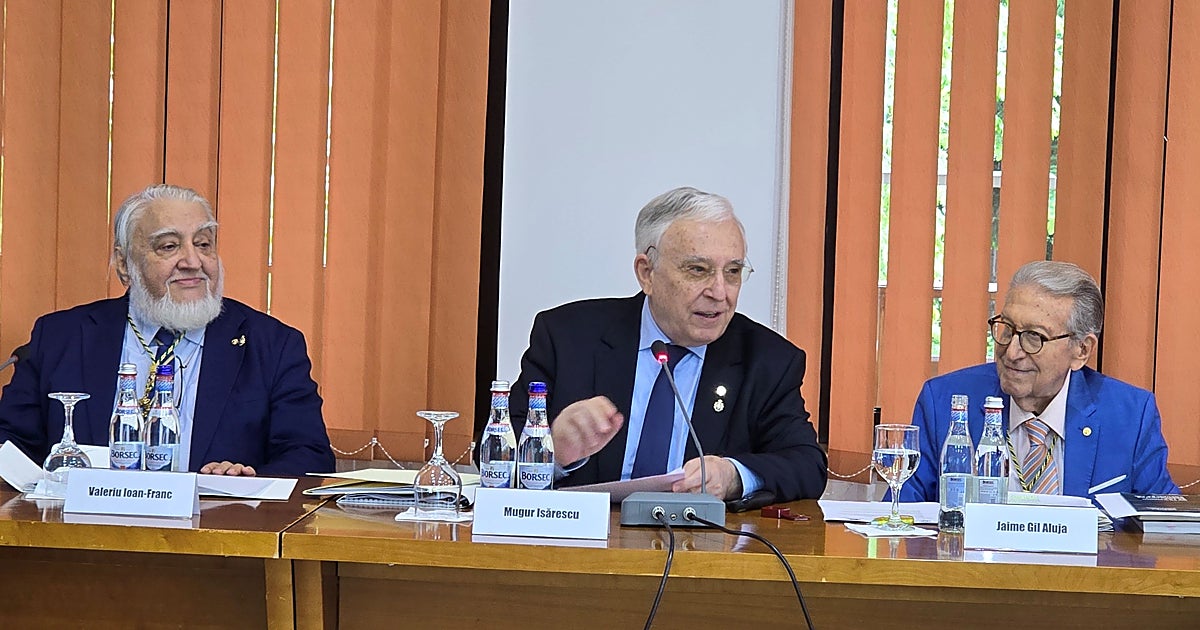 Economistas y banqueros defienden en Sinaia mantener el dine