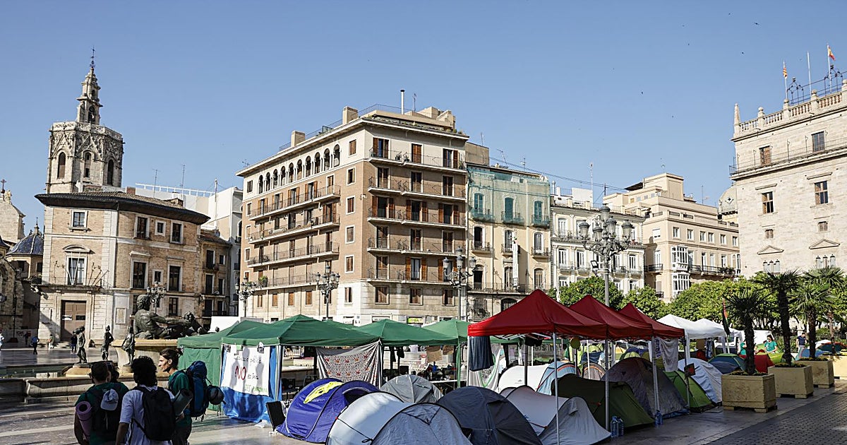 La acampada vuelve a ocupar la plaza tras el Corpus con la m