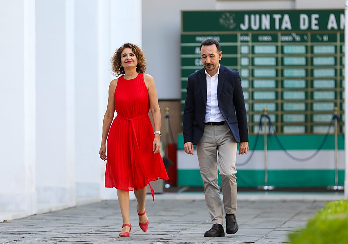 María Jesús Montero, este lunes acompañada por el director de su campaña, Fernando López, en el Parlamento andaluz.