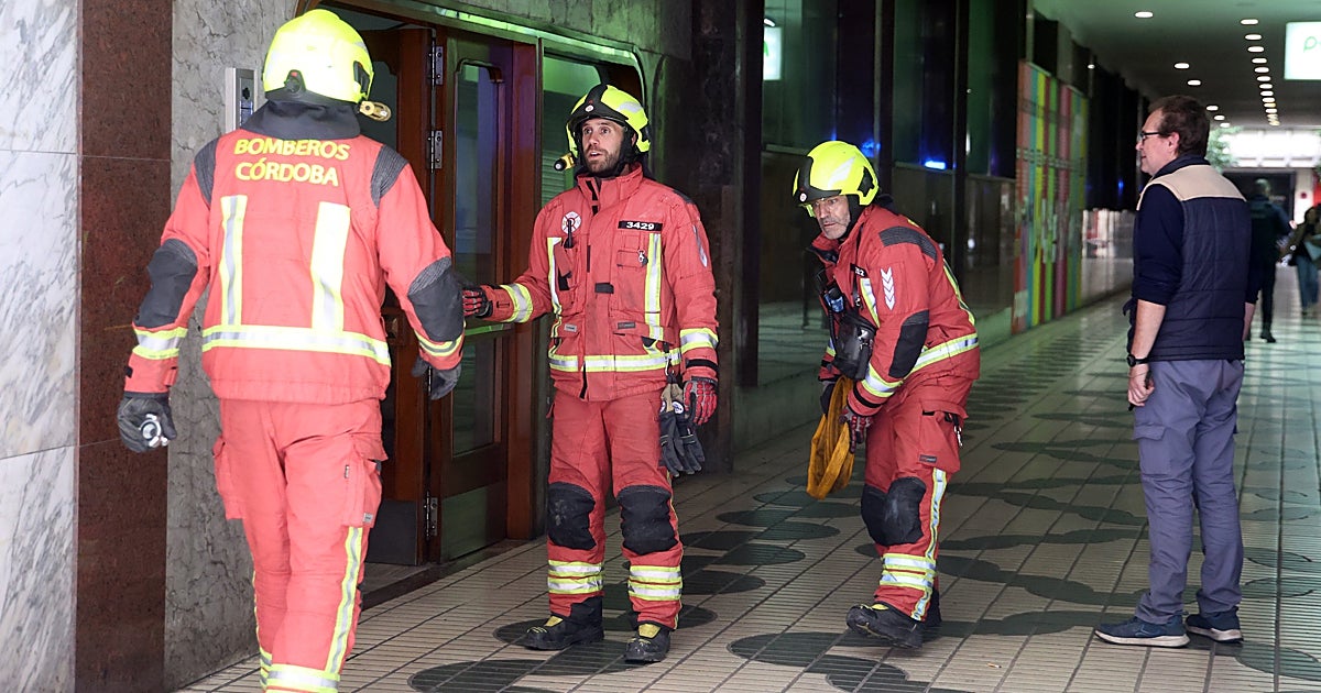 Los bomberos sofocan un incendio de madrugada en un supermer
