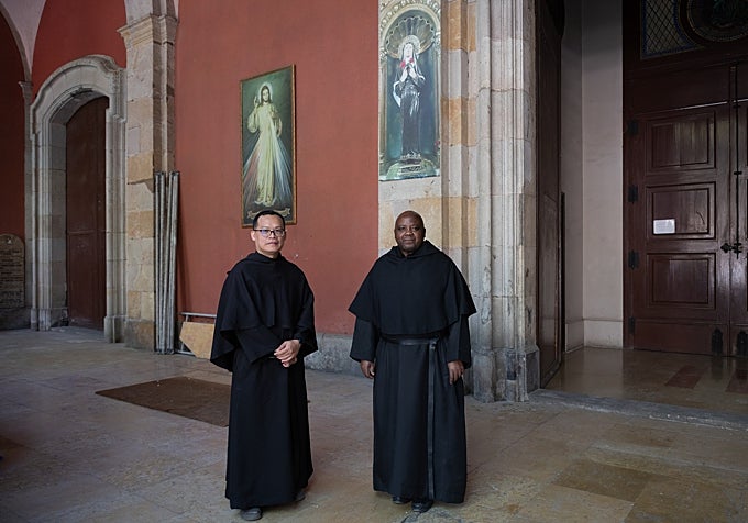 Los párrocos de la parroquia de San Agustín, Michael Go y Faustin Mlelwa, están en la puerta de la parroquia.