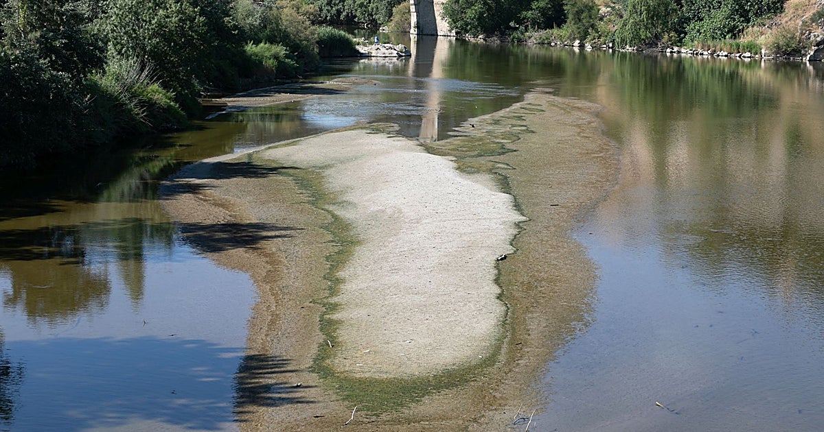 El caudal del Tajo cae hasta rozar el mínimo legal en Toledo